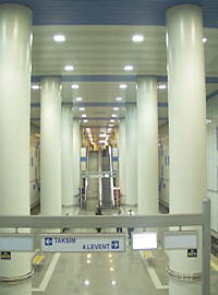 Dobner Metalldecken in U-Bahnh&ouml;fen von Istanbul, T&uuml;rkei